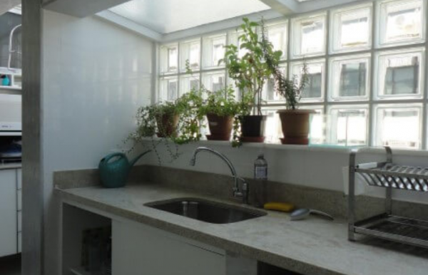 cozinha americana com tijolo de vidro