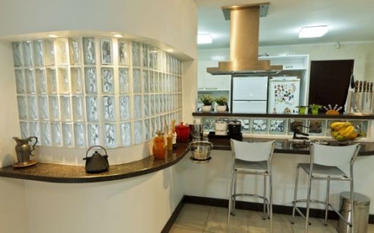 cozinha americana com tijolo de vidro