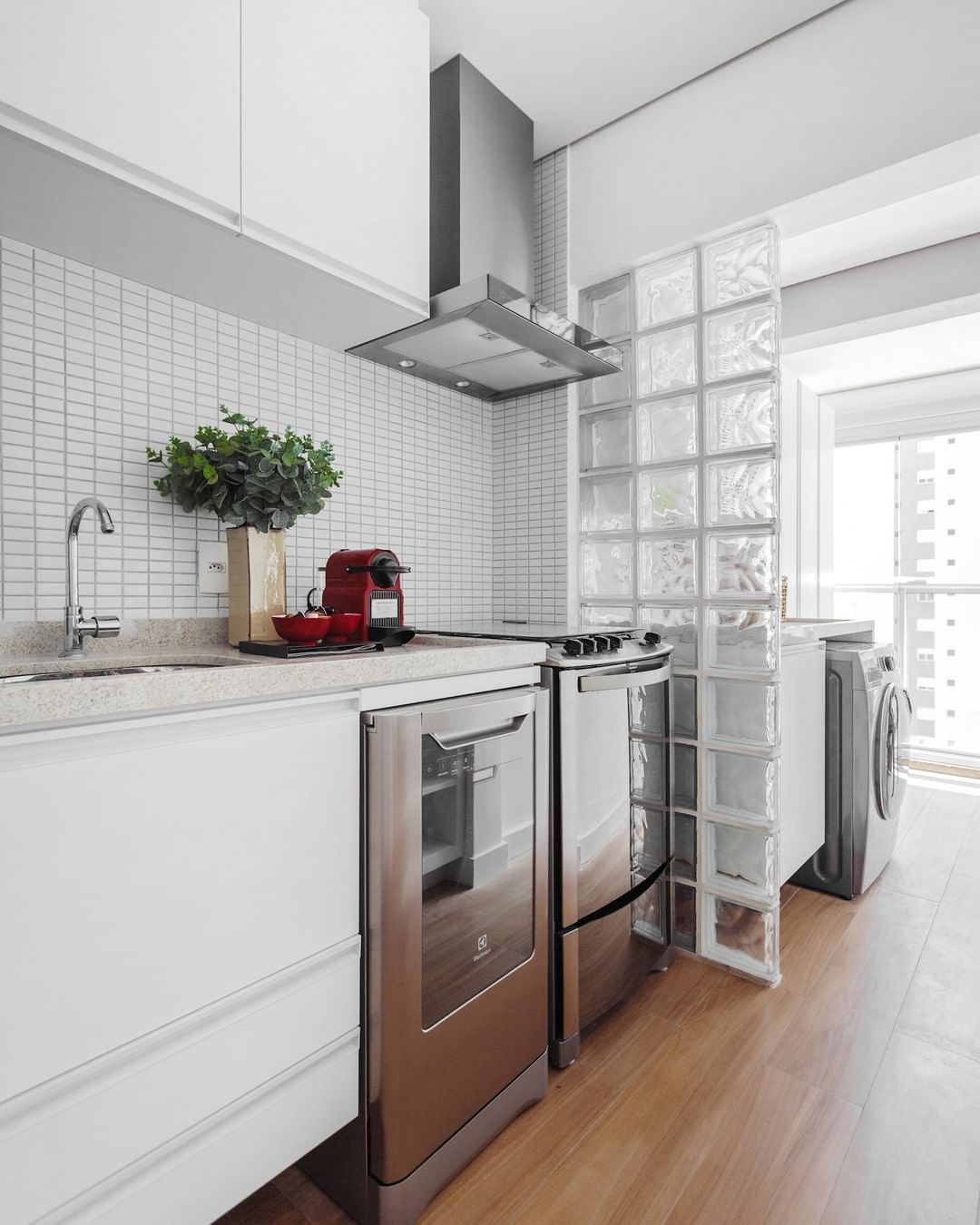 erros comuns ao usar tijolo de vidro na cozinha americana