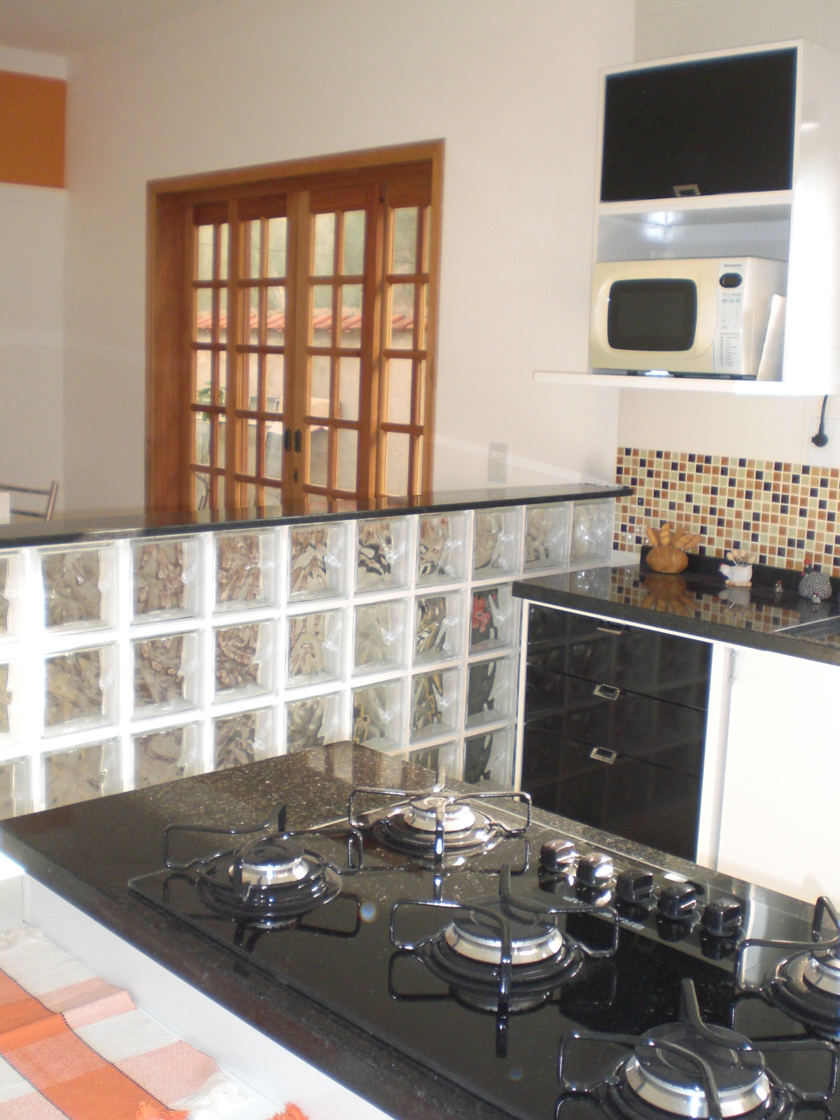 ideias de cozinha americana com tijolo de vidro