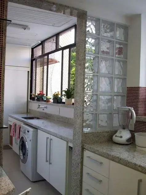 tijolo de vidro vs bloco de concreto na cozinha americana