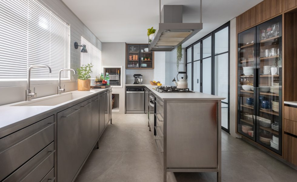 cozinha cinza e madeira