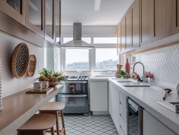 ideias de cozinha branca e madeira para transformar seu lar