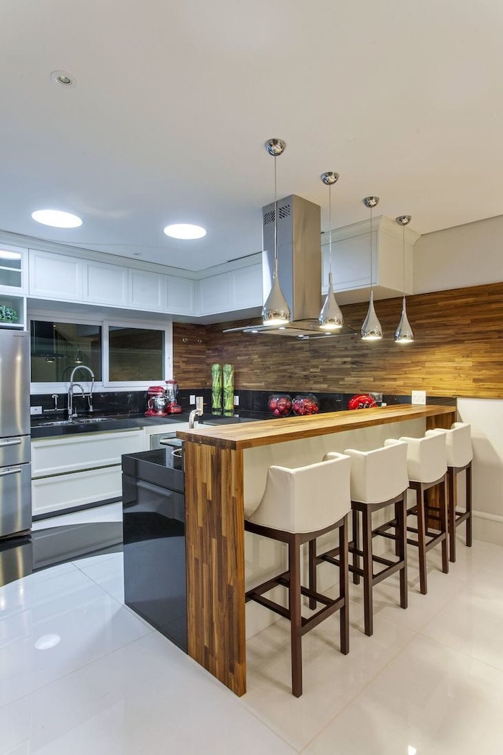 custo de uma cozinha planejada branca e madeira