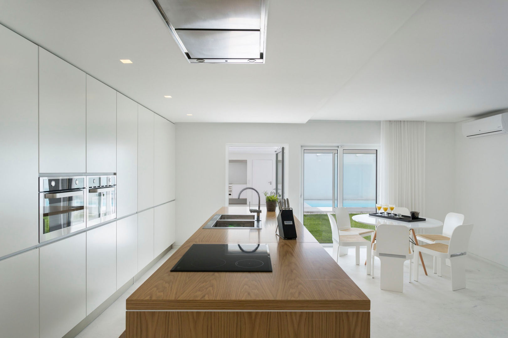 como escolher puxadores pretos para cozinha branca e madeira