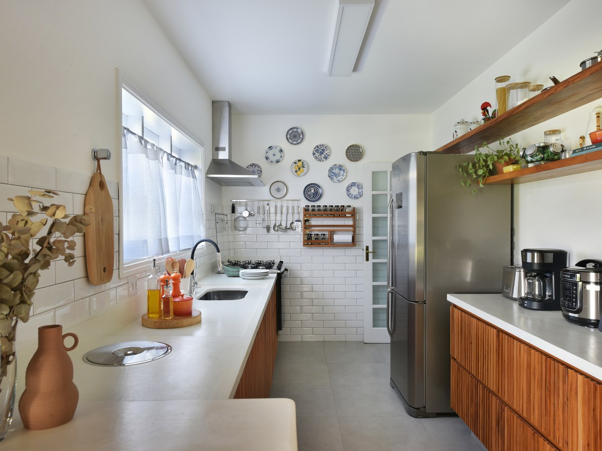 custo de uma cozinha planejada branca e madeira