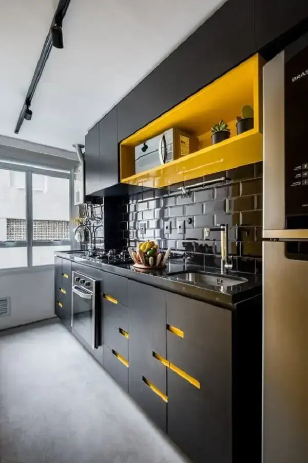 cozinha com decoracao preto e amarelo