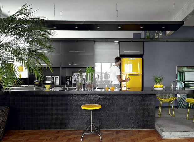 quanto custa decorar cozinha preto e amarelo