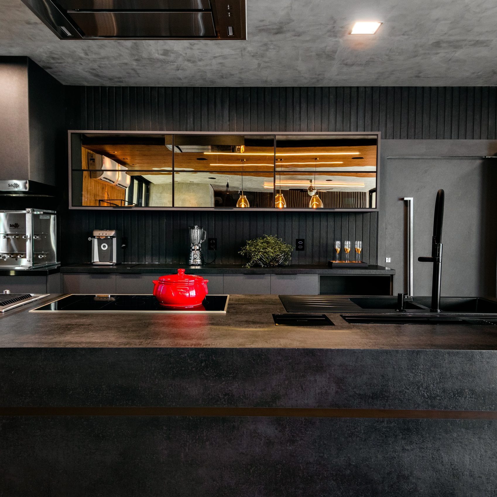 cozinha com decoracao preto e amarelo