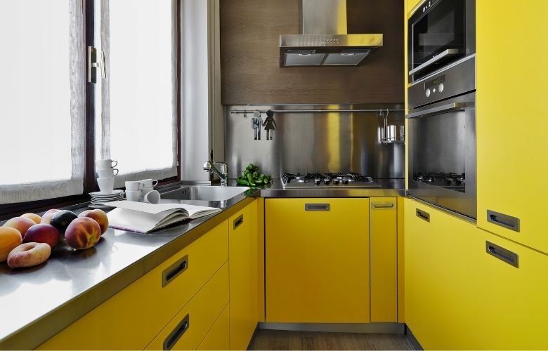 erros comuns ao decorar cozinha preto e amarelo