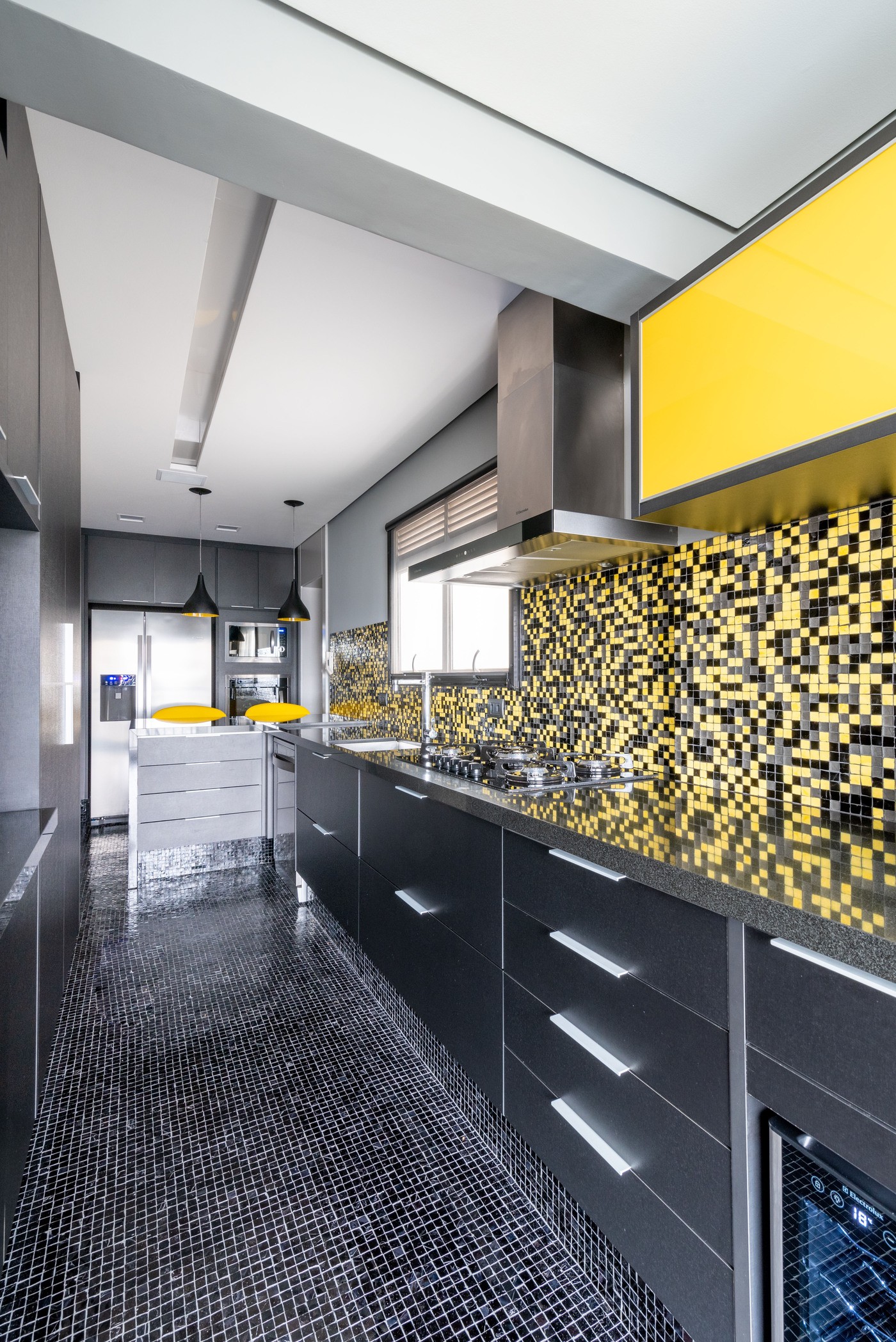 quanto custa decorar cozinha preto e amarelo