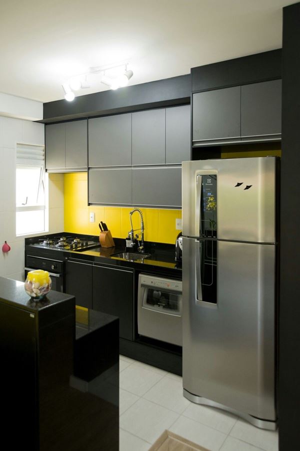 cozinha com decoracao preto e amarelo