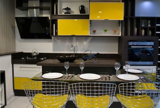 cozinha preta e amarela vs cozinha amarela e preta qual escolher