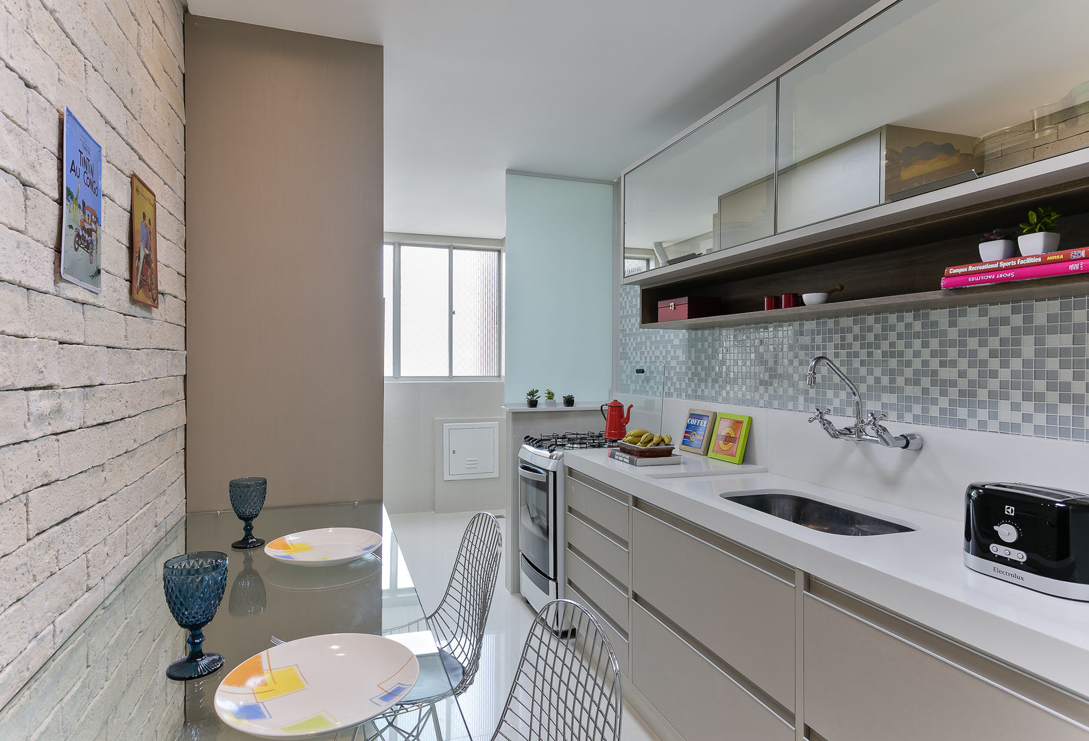 cozinha com estante de aco