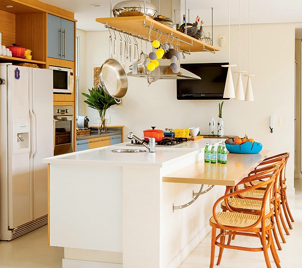 cozinha com estante de aco