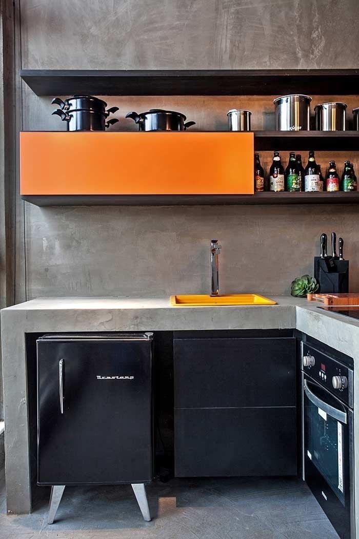 cozinha com parede de cimento queimado inspiração