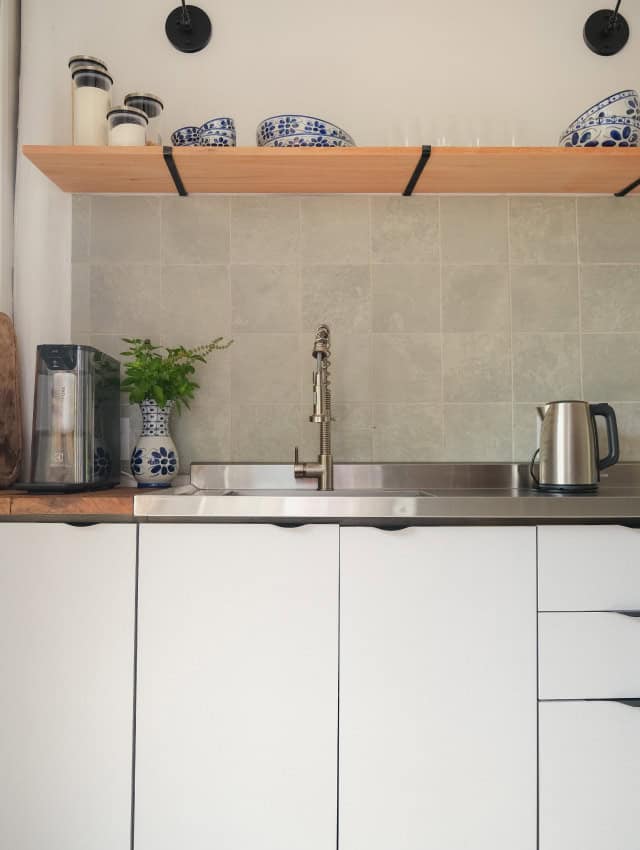 cozinha com parede de cimento queimado