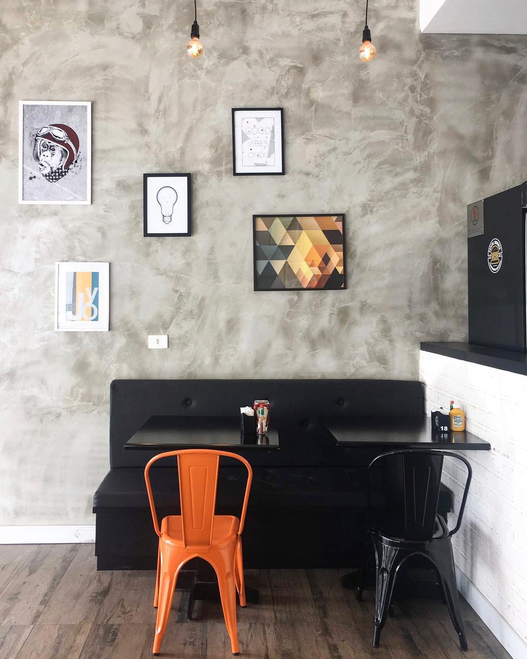 cozinha com parede de cimento queimado