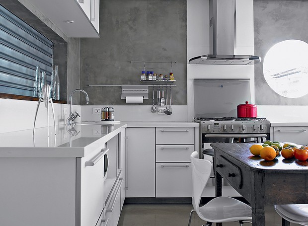 como aplicar cimento queimado na parede da cozinha