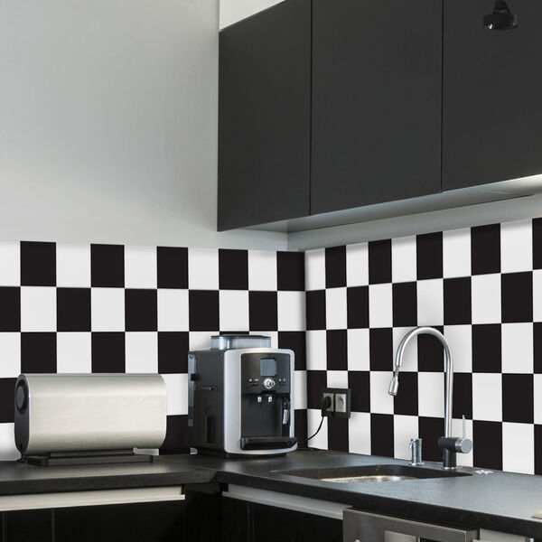 cozinha com piso preto e branco