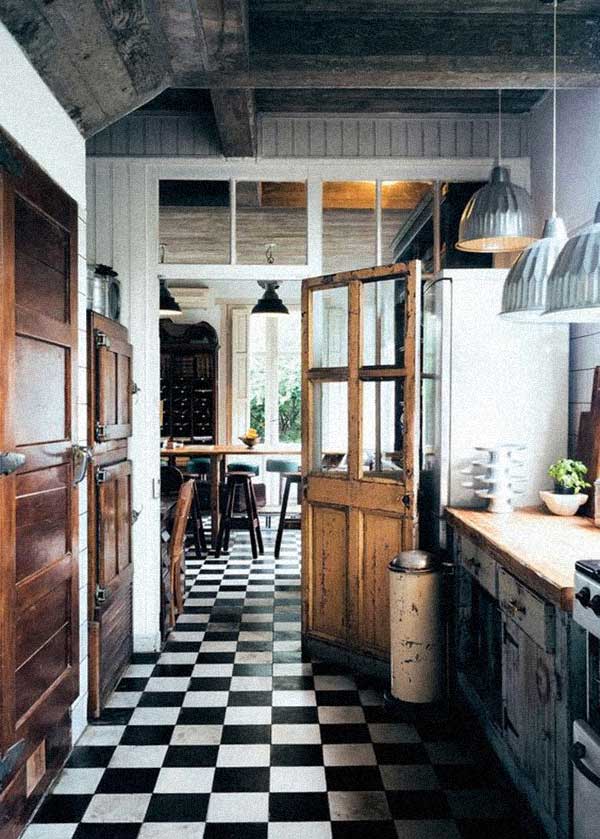 cozinha com piso preto e branco