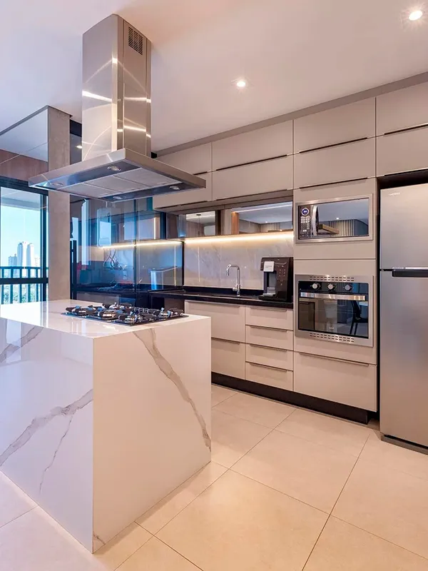 cozinha com revestimento marmorizado