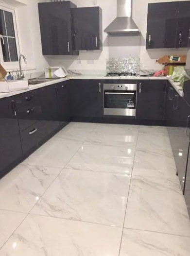 cozinha com revestimento marmorizado