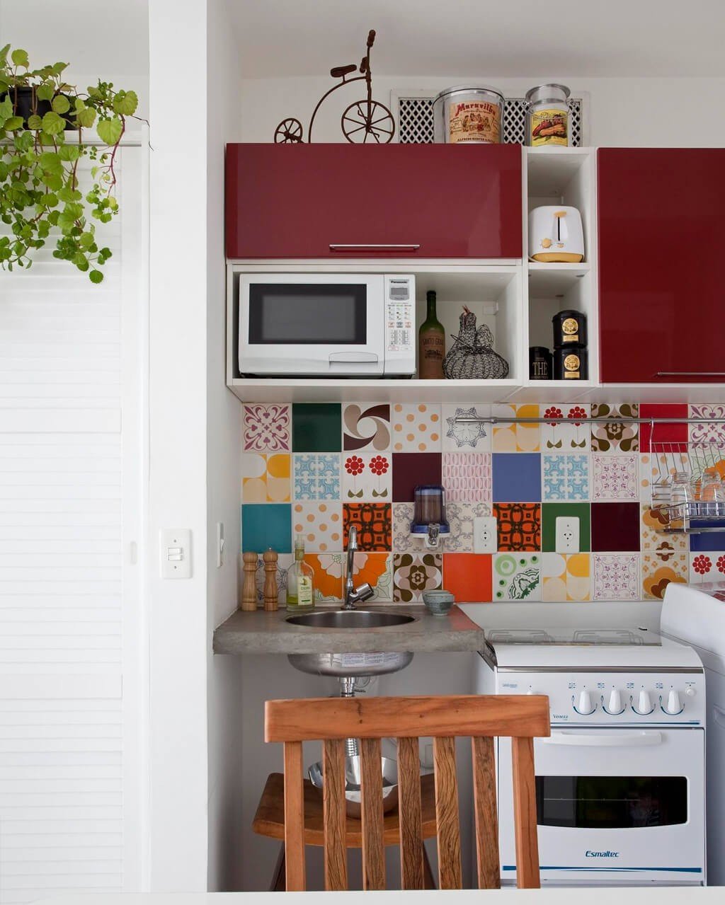 Guia Completo: Como Escolher as Cores Ideais para sua Cozinha Pequena; Cozinhas Moduladas: A Solução Perfeita para Otimizar Espaços Pequenos; 10 Dicas Essenciais para Organizar e Maximizar o Espaço da sua Cozinha Compacta; Móveis Inteligentes para Cozinhas Pequenas: Mesas Dobráveis e Armários Suspensos; Iluminação e Ventilação: Segredos para Ampliar Visualmente sua Cozinha Pequena