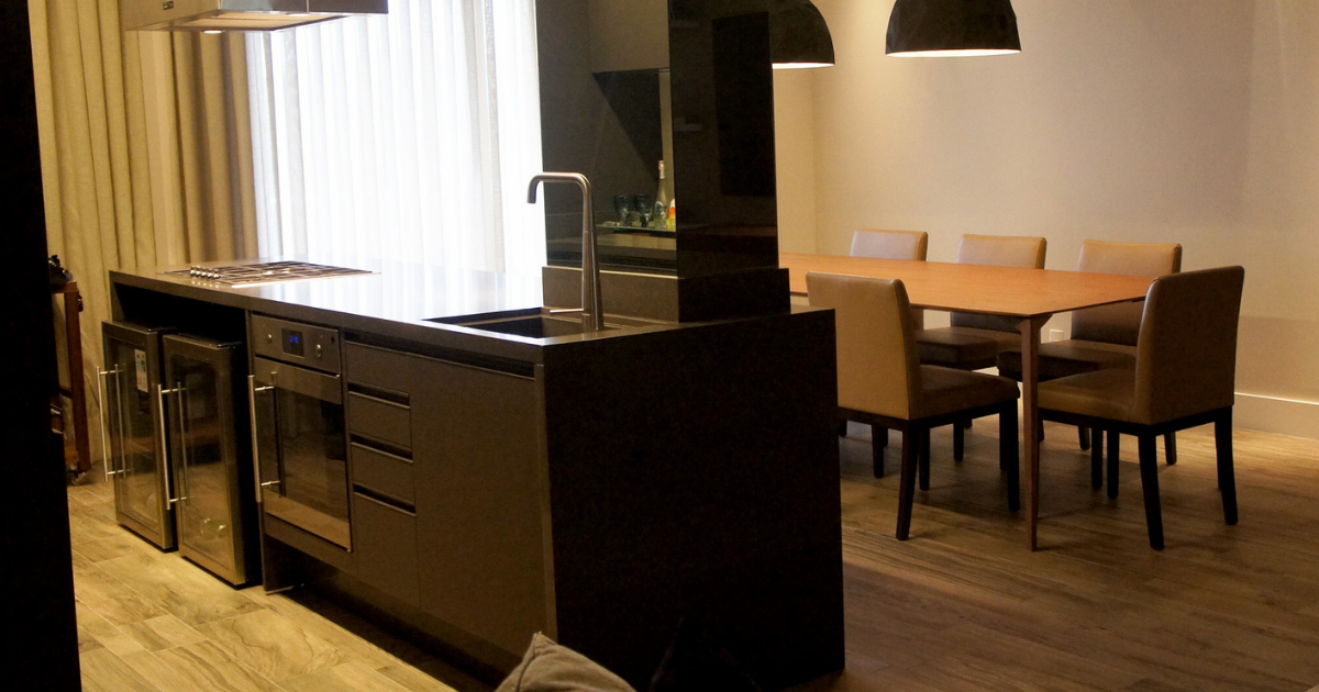 Adega no Balcão ou Ilha: Soluções Práticas para Cozinhas Americanas