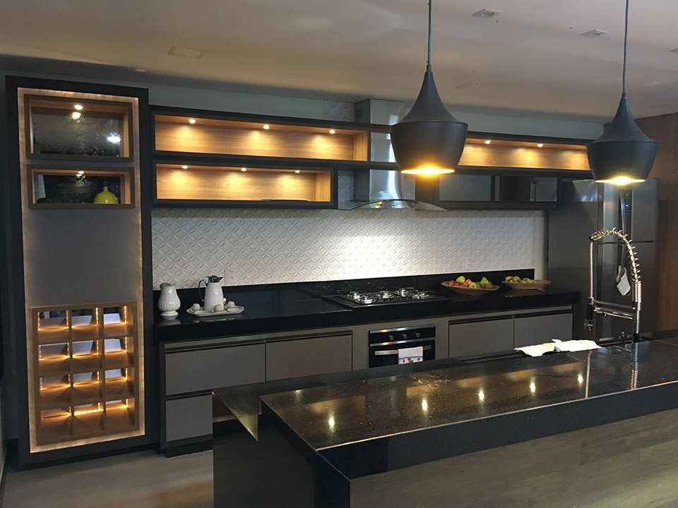 Cristaleira Integrada à Adega: Elegância e Funcionalidade em um Só Lugar