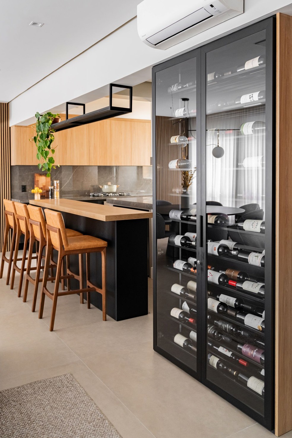 Cristaleira Integrada à Adega: Elegância e Funcionalidade em um Só Lugar