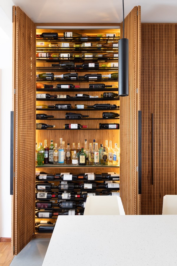 Adega na Torre Quente: Otimizando Espaço e Estilo na Sua Cozinha