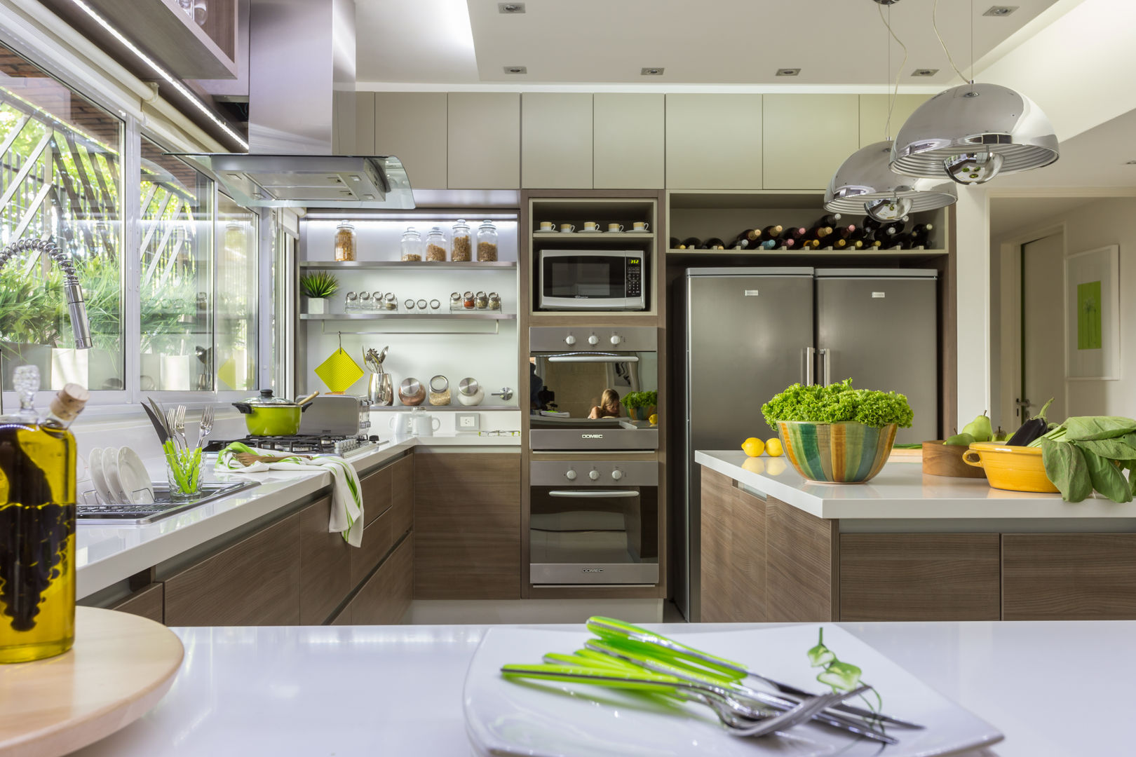 Adega no Balcão ou Ilha: Soluções Práticas para Cozinhas Americanas