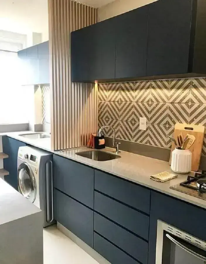 como esconder máquina de lavar em cozinha compacta