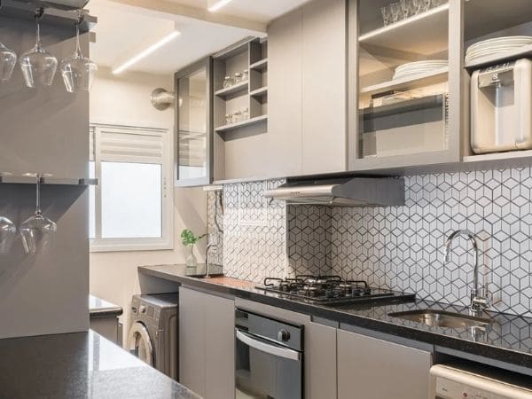 cozinha planejada com lavanderia oculta