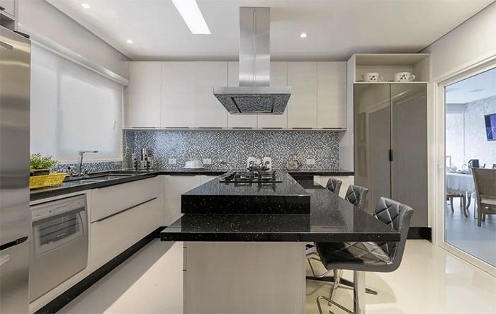 cozinha planejada com pia de granito