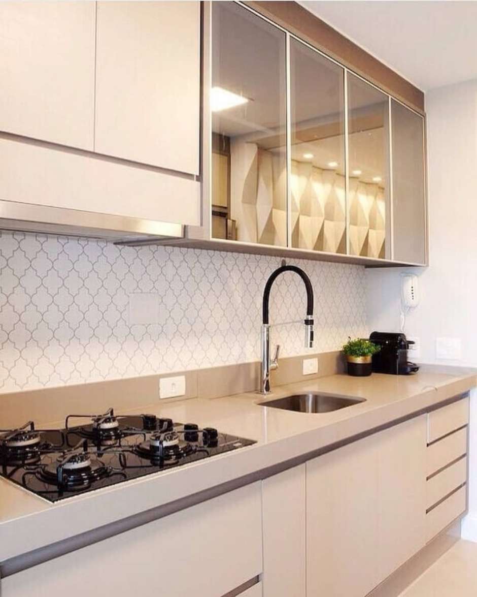 cozinha planejada com pia de granito