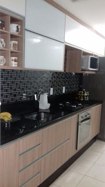 cozinha planejada com pia de granito