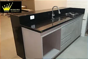 cozinha planejada com pia de granito