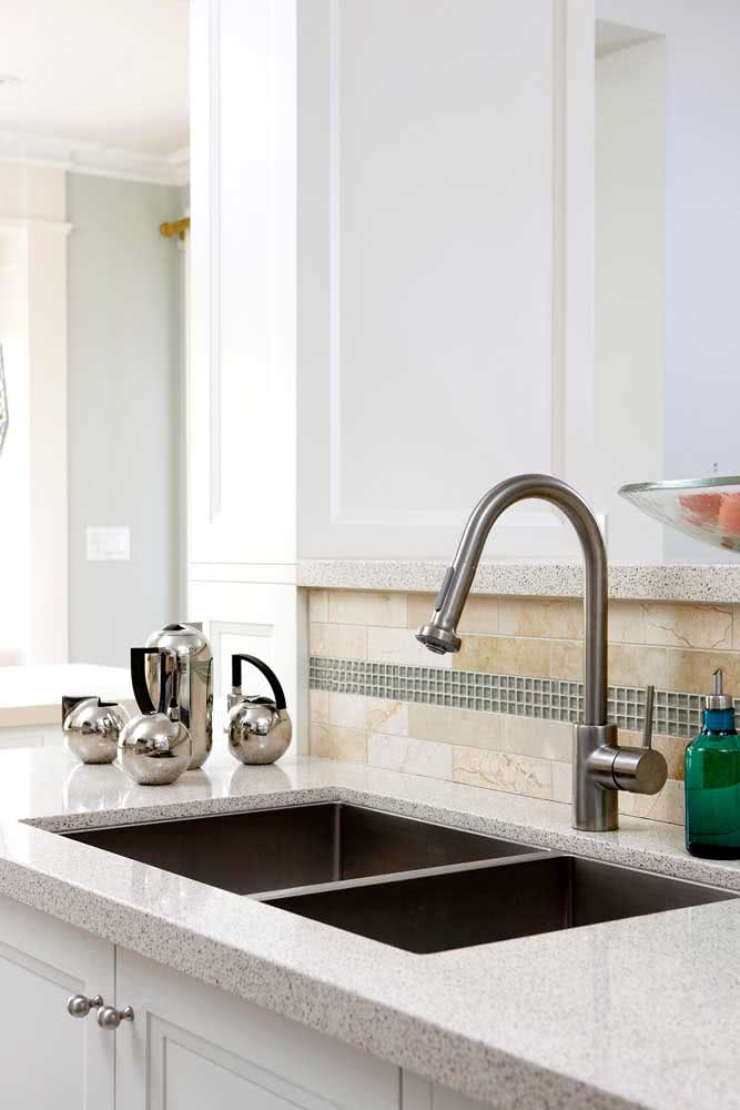 cozinha planejada com pia de granito