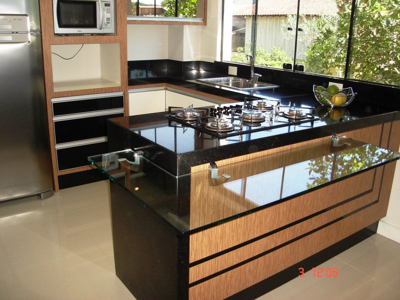 cozinha planejada com pia de granito