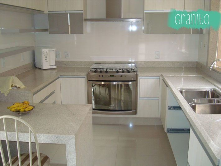cozinha planejada com pia de granito