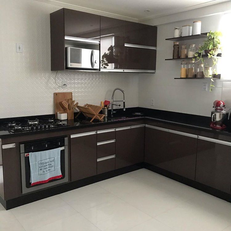 cozinha planejada com pia de granito