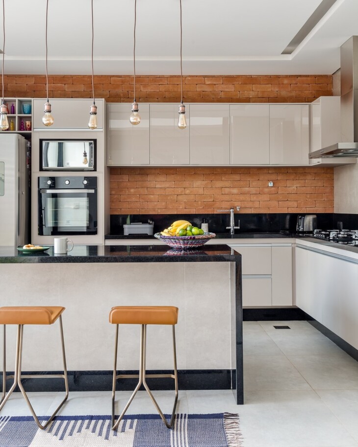 cozinha planejada com pia de granito