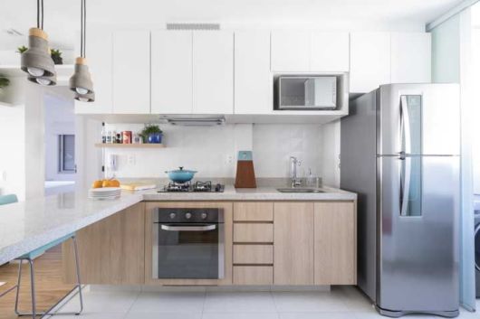 cozinha planejada com pia de granito