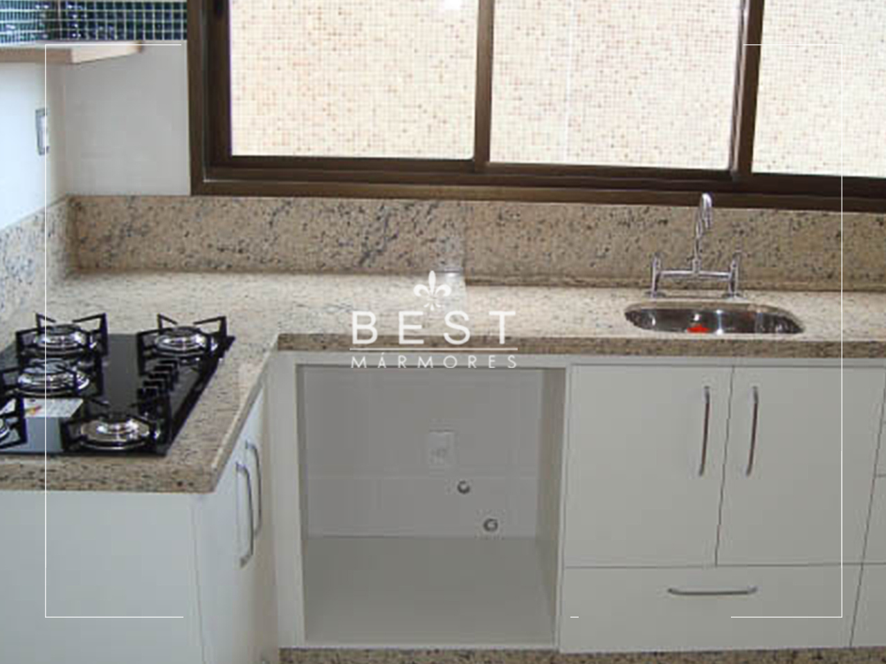 cozinha planejada com pia de granito