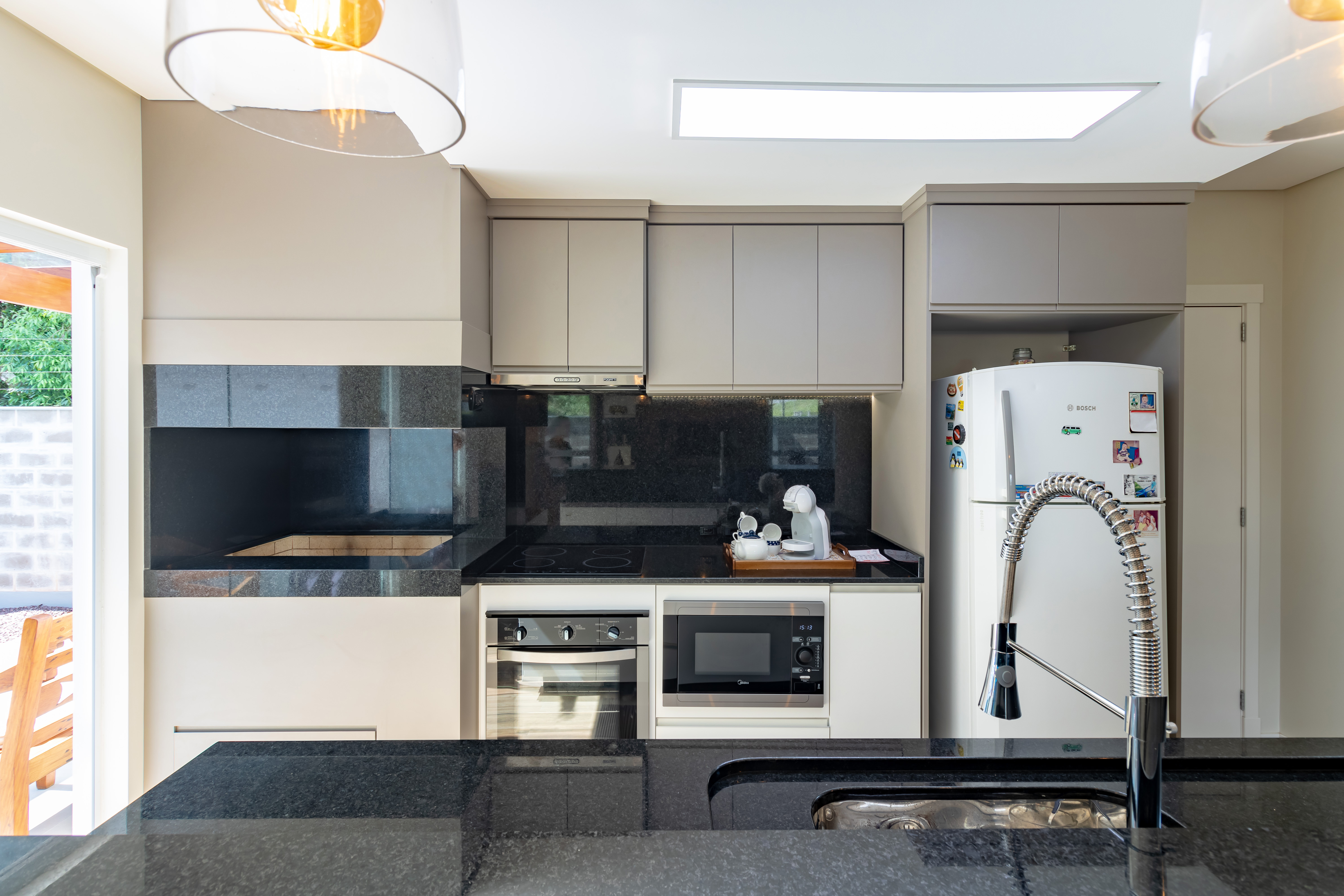 Iluminação Estratégica: Transforme Sua Cozinha com Fitas de LED e Pontos de Luz