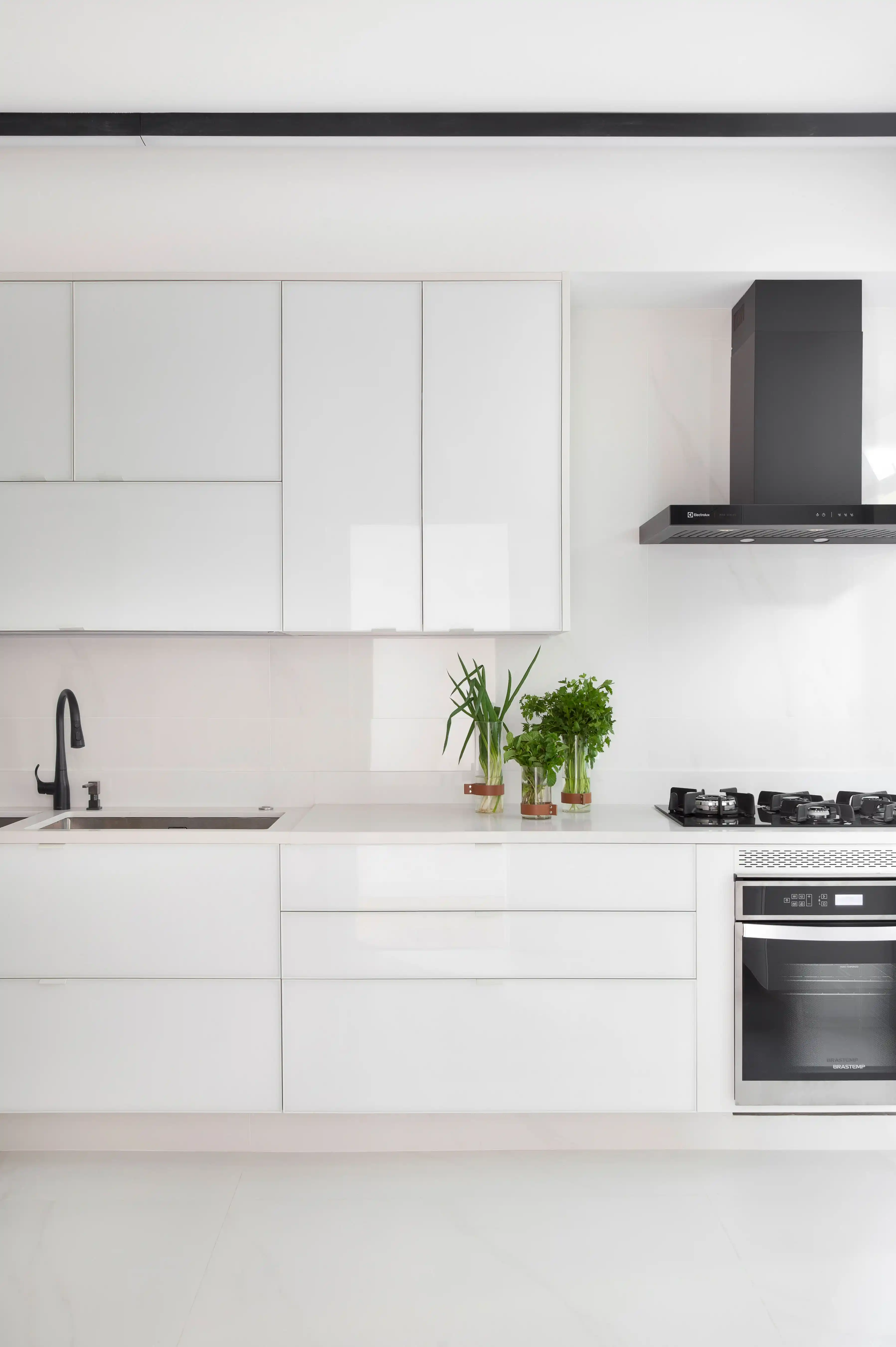 iluminação ideal 5000k cozinha preta e branca