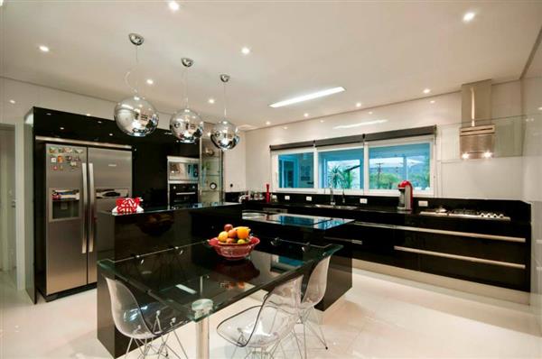 erros comuns decorar cozinha preta e branca pequena