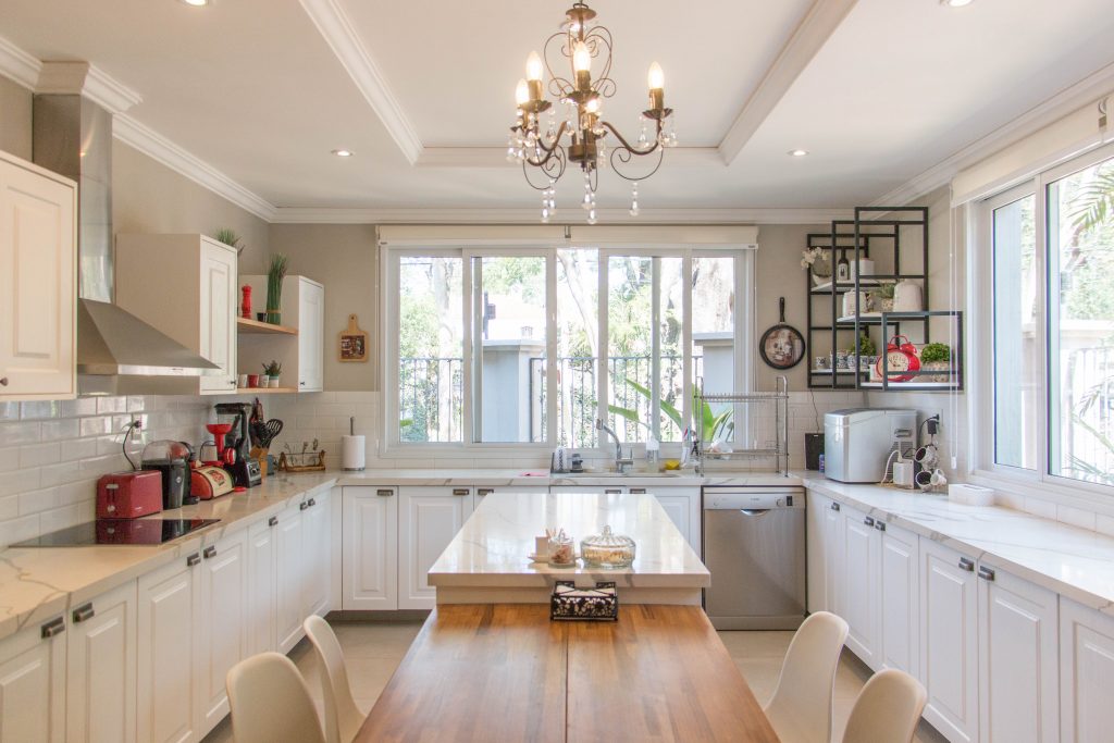 cozinha provençal branca com ilha